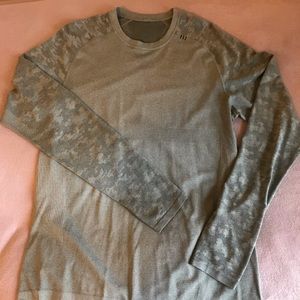Men’s Lululemon metal vent athletic shirt